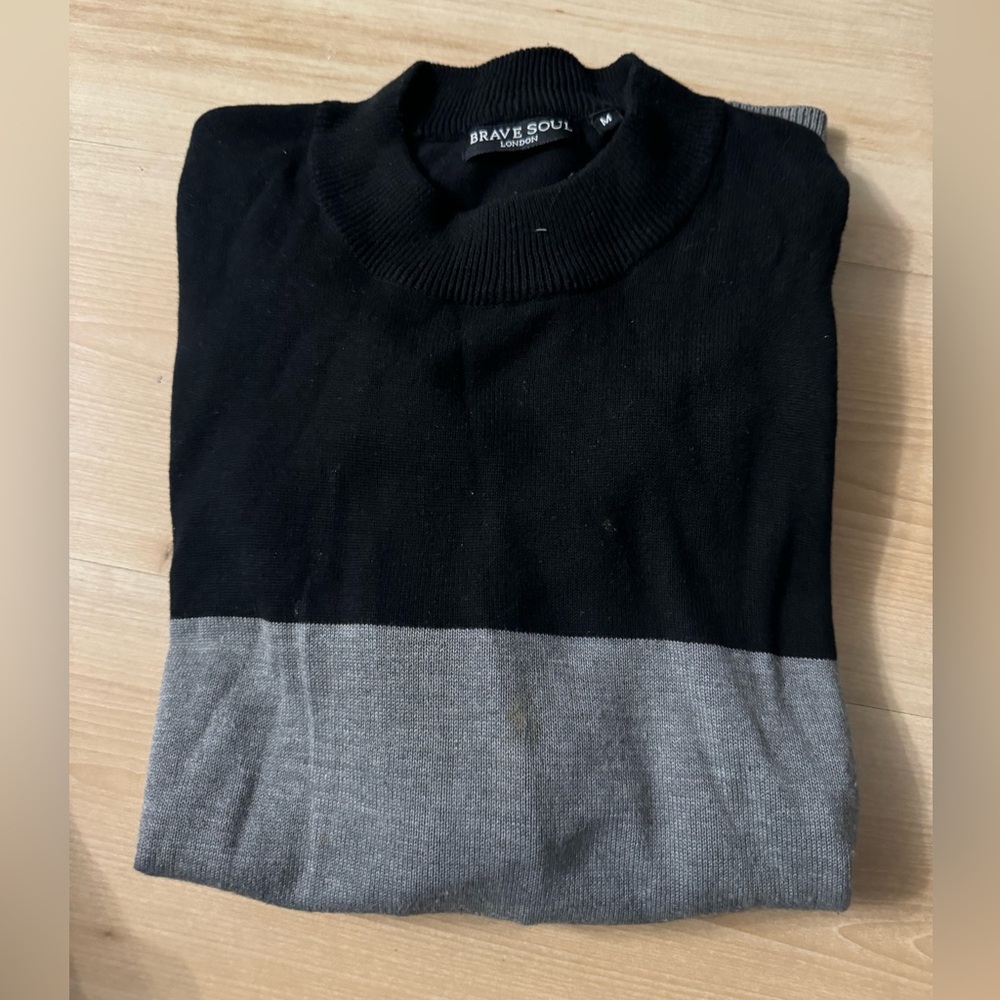 Men crew neck sweater.